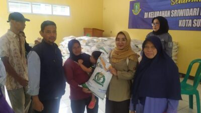 Pendistribusian bantuan pangan beras kepada Keluarga Penerima Manfaat (KPM) di wilayah Kecamatan Gunungpuyuh Kota Sukabumi. Foto: Nuria Ariawan/HALOSMI.