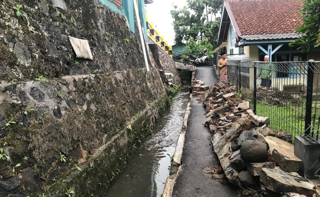 Kondisi TPT jebol yang mengakibatkan Ponpes Asirojul Munir dan rumah warga di RW 9 Kelurahan Sriwedari, Kecamatan Gunungpuyuh terendam banjir. Foto Nuria Ariawan/HALOSMI.