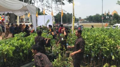 Kementerian Pertanian (Kementan) bagikan 5.000 benih pohon kepada masyarakat di pelataran Gedung Juang 45 Kota Sukabumi, pada Senin 13 November 2023. Foto: Nuria Ariawan/HALOSMI.
