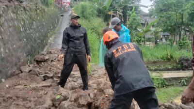 Petugas BPBD saat melakukan penambangan kejadian tanah longsor di Kota Sukabumi, pada beberapa waktu lalu. Foto: Pusdalops BPBD Kota Sukabumi for HALOSMI.