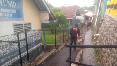 Petugas Badan Penanggulangan Bencana Daerah (BPBD) Kota Sukabumi membersihkan lumpur di Pondok Pesantren (Ponpes) Asirojul Munir yang kembali terendam banjir, pada Kamis 16 November 2023. Foto: Pusdalops BPBD Kota Sukabumi for HALOSMI.