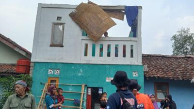 Dampak Tingginya Curah Hujan, Dua Atap Rumah Warga di Sukabumi Terbawa Angin