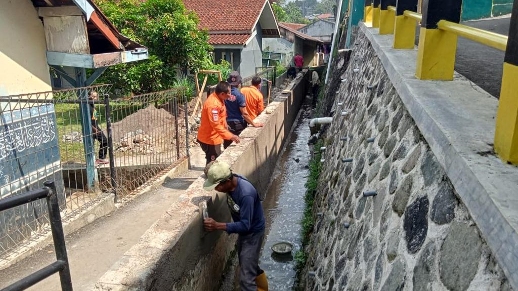 Petugas BPBD Kota Sukabumi melakukan monitoring ke Ponpes Asirojul Munir di Kelurahan Sriwedari, yang sebelumnya terdampak banjir limpasan akibat Tembok Penahan Tanah (TPT) jebol, pada Selasa 21 November 2023. Foto: Nuria Ariawan/HALOSMI.