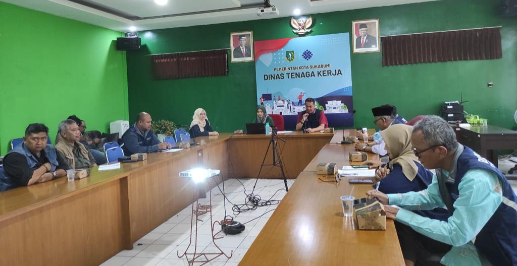 Dinas Tenaga Kerja (Disnaker) Kota Sukabumi bersama Dewan Pengupahan Kota (Depeko) melakukan rapat pembahasan Upah Minimum Kota Kabupaten (UMK) di tahun 2024. Foto: Nuria Ariawan/HALOSMI.