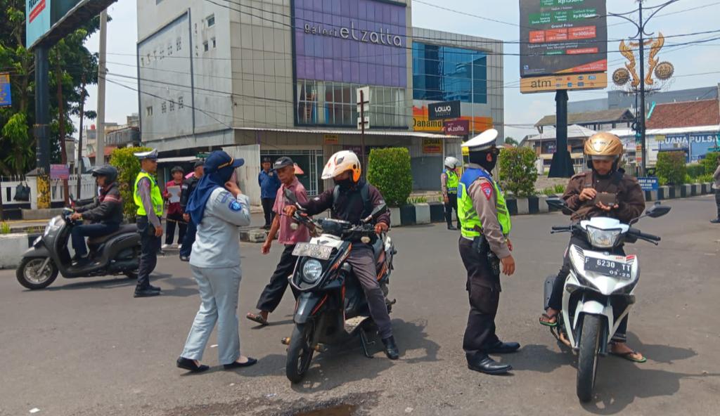 Petugas gabungan saat melakukan pemeriksaan kendaraan di Jalan Kaum, Kelurahan Gunungparang, Kecamatan Cikole, Kota Sukabumi pada Rabu, 22 November 2023. Foto: Nuria Ariawan/HALOSMI.