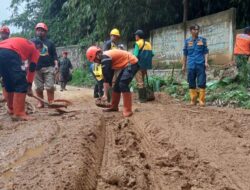 Dampak Hujan, Petugas Gabungan Bersihkan Lumpur yang Tutupi Akses Jalan Lamping