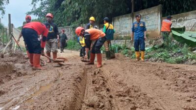 Dampak Hujan, Petugas Gabungan Bersihkan Lumpur yang Tutupi Akses Jalan Lamping