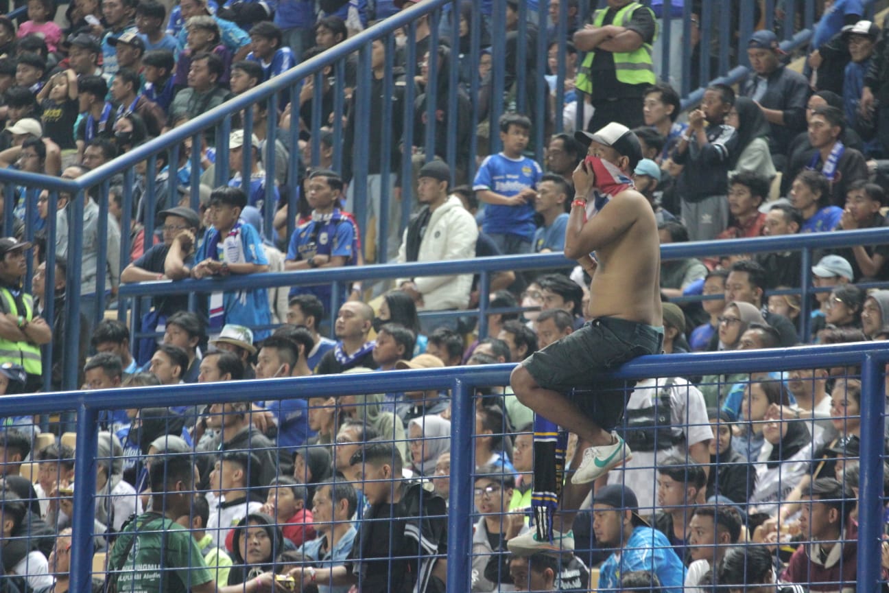Suporter Persib Bandung di Stadion Gelora Bandung Lautan Api (GBLA) Kota Bandung. Foto: Darwin Sandy/HALOSMI.
