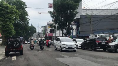 Kawasan parkir di ruas Jalan Sudirman Kota Sukabumi. Foto: Nuria Ariawan/HALOSMI.