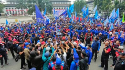 Ribuan buruh dari kabupaten/kota se-Jawa Barat melakukan aksi unjuk rasa terkait Upah Minimum Kota (UMK) di Gedung Sate Bandung, pada Kamis, 30 November 2023. Foto: Istimewa.