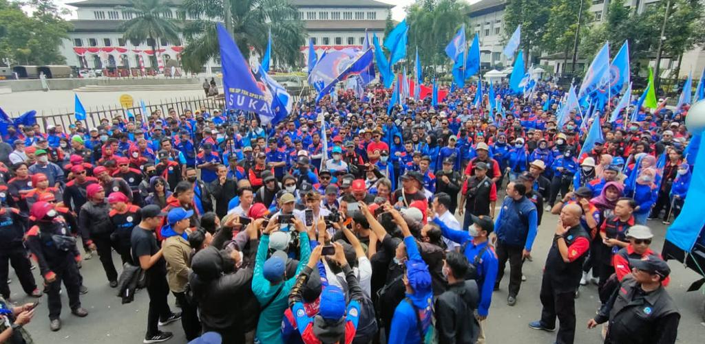 Ribuan buruh dari kabupaten/kota se-Jawa Barat melakukan aksi unjuk rasa terkait Upah Minimum Kota (UMK) di Gedung Sate Bandung, pada Kamis, 30 November 2023. Foto: Istimewa.