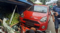 Satu unit kendaraan roda empat jenis Ayla usai menabrak 12 orang dan sebuah kios buah-buahan di Jalan RA Kosasih, Kecamatan Cibeureum Kota Sukabumi, pada Kamis, 30 November 2023. Foto: Nuria Ariawan/HALOSMI.