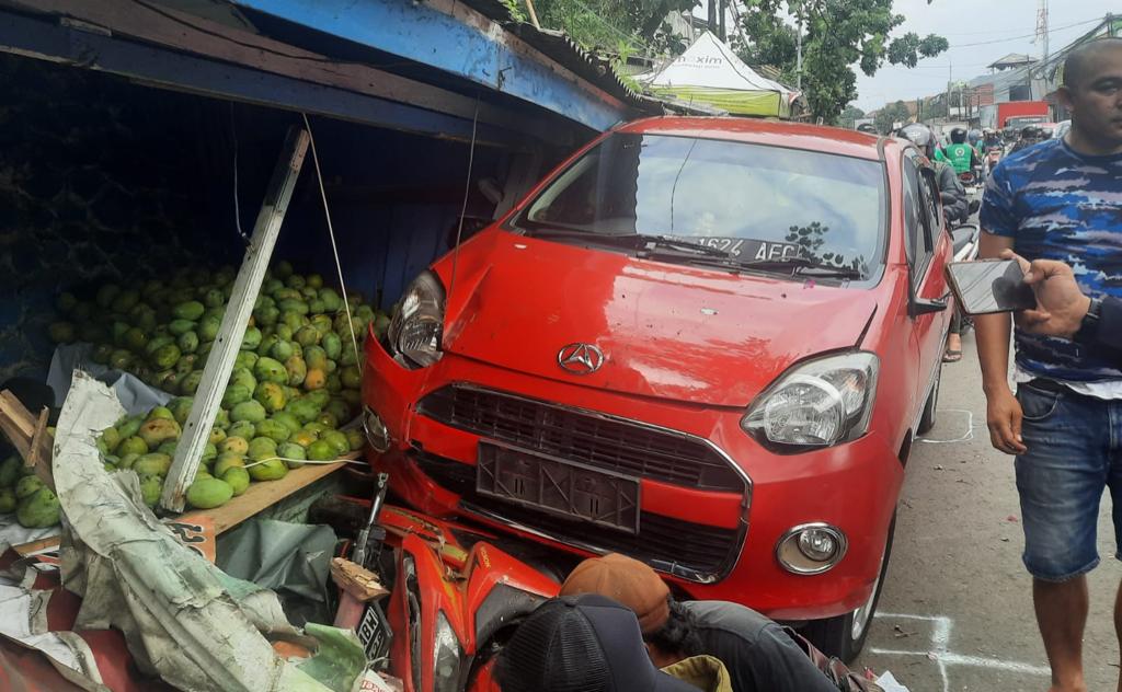 Satu unit kendaraan roda empat jenis Ayla usai menabrak 12 orang dan sebuah kios buah-buahan di Jalan RA Kosasih, Kecamatan Cibeureum Kota Sukabumi, pada Kamis, 30 November 2023. Foto: Nuria Ariawan/HALOSMI.