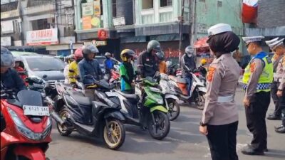 Suasana Pengendara dan Polisi Tunduk Khidmat Mengheningkan Cipta di Jalan Raya Kota Sukabumi (Sumber : Halosmi.com) 