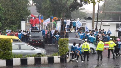 Suasana Aksi Buruh di Pendopo Kabupaten Sukabumi dalam Guyuran Hujan (Sumber : HALOSMI.COM) 