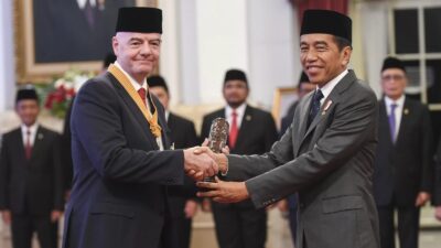 Jokowi Beri Bintang Jasa untuk Presiden FIFA