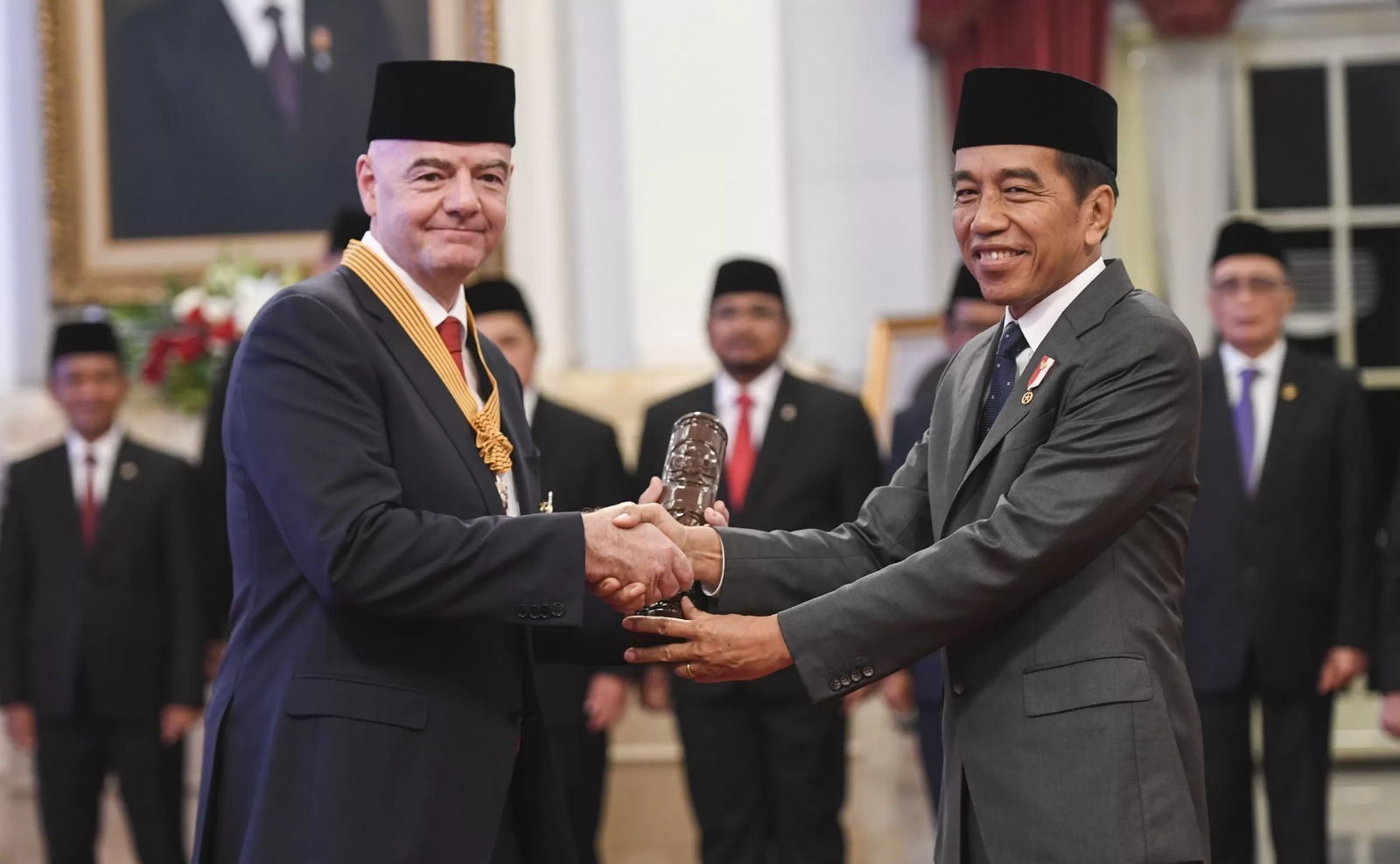 Presiden Joko Widodo (Jokowi) usai memberikan Bintang Jasa Pratama kepada Presiden FIFA Gianni Infantino, di Istana Negara, Jakarta, Jumat kemarin 10 November 2023. Foto: Istimewa.