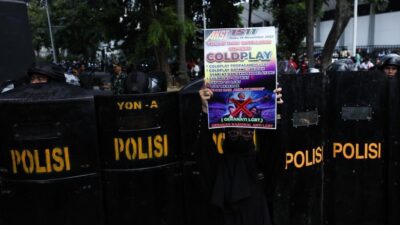 Sejumlah massa yang tergabung dalam Aliansi Gerakan Anti (Geranati) LGBT melakukan aksi demo di kawasan Jalan Asia Afrika, tepatnya di persimpangan Hotel Mulia, Jakarta Selatan, Rabu 15 November 2023. Foto: Dok. CNBC Indonesia.