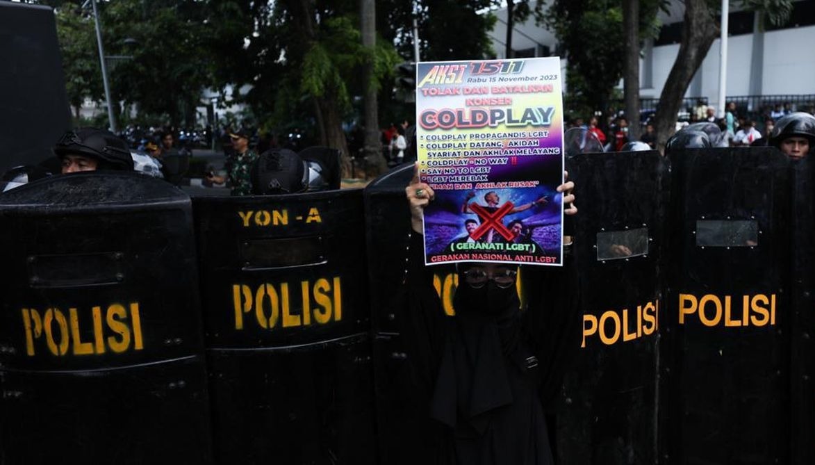 Sejumlah massa yang tergabung dalam Aliansi Gerakan Anti (Geranati) LGBT melakukan aksi demo di kawasan Jalan Asia Afrika, tepatnya di persimpangan Hotel Mulia, Jakarta Selatan, Rabu 15 November 2023. Foto: Dok. CNBC Indonesia.
