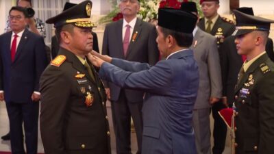 Jenderal Maruli Simanjuntak resmi dilantik Presiden sebagai Kepala Staf Angkatan Darat (KSAD) di Istana Negara, Jakarta, pada Rabu 29 November 2023. Foto: Sekretariat Kabinet.