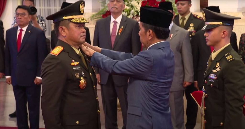 Jenderal Maruli Simanjuntak resmi dilantik Presiden sebagai Kepala Staf Angkatan Darat (KSAD) di Istana Negara, Jakarta, pada Rabu 29 November 2023. Foto: Sekretariat Kabinet.
