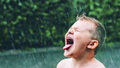Tau Gak Sih Kalau Air Hujan Tidak Boleh Diminum? Simak Penjelasannya Ya!