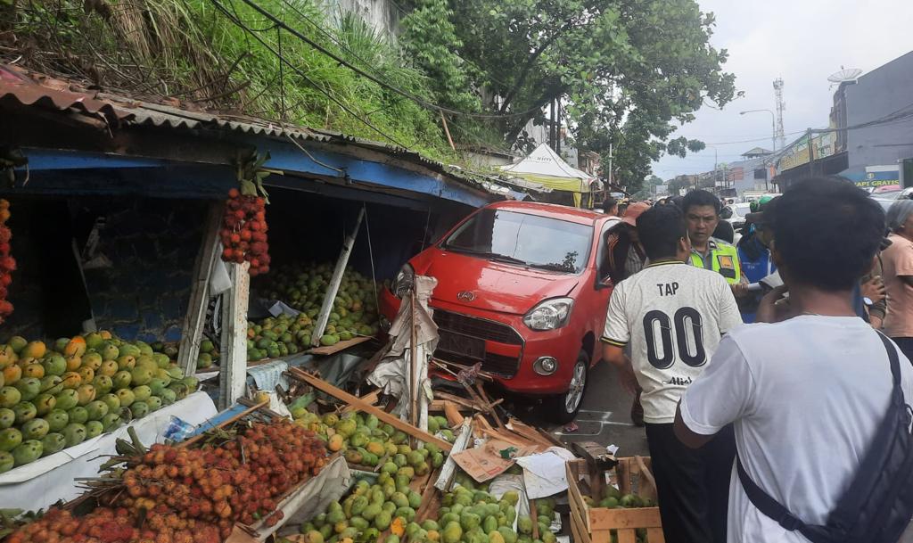 Satu unit kendaraan roda empat jenis Ayla menjadi penyebab kecelakaan beruntun di Jalan RA. Kosasih, Kecamatan Cibeureum Kota Sukabumi, pada Kamis, 30 November 2023. Foto: Nuria Ariawan/HALOSMI.