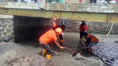 Antisipasi Banjir, Petugas Gabungan Bersih-bersih Aliran Sungai Cibodas