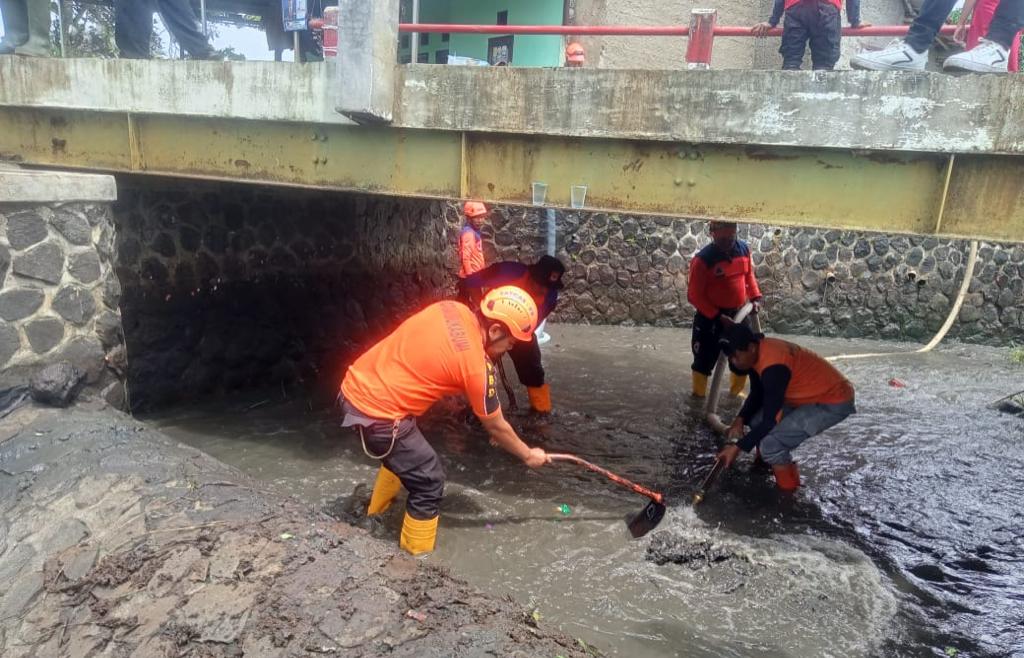 Petugas gabungan lakukan bersih-bersih sampah di aliran Sungai Cibodas, Kecamatan Lembursitu, Kota Sukabumi pada Jumat, 1 Desember 2023. Foto: Pusdalops BPBD Kota Sukabumi for HALOSMI.