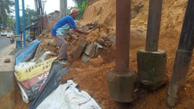 Pengerukan Tanah Ilegal di Gunungpuyuh Sukabumi Diprotes Warga