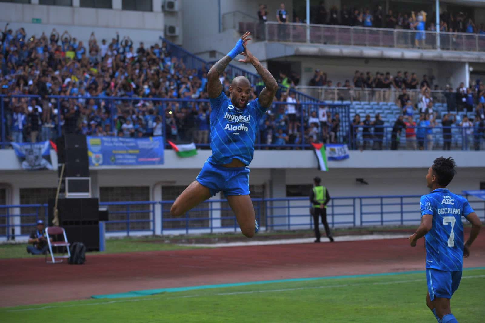 Striker Persib Bandung David da Silva melakukan selebrasi usai mencetak gol. Foto: Darwin Sandy/HALOSMI.