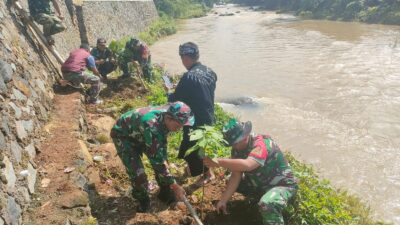 Kodim 0607/Kota Sukabumi Hijaukan Bantaran Sungai Cimandiri