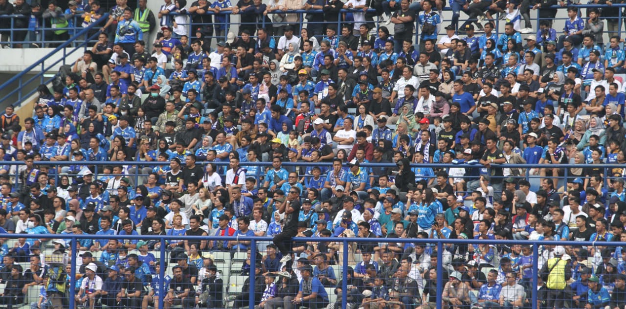 Bobotoh Persib Bandung memberikan dukungan dilaga kandang Persib di Stadion Gelora Bandung Lautan Api (GBLA) Kota Bandung. Foto: Darwin Sandy/HALOSMI.