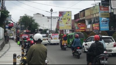 Alat Peraga Kampanye (APK) yang di pasang di ruas Jalan RE. Martadinata diduga melanggar aturan KPU terkait titik lokasi pemasangan APK. Foto: Nuria Ariawan/HALOSMI.