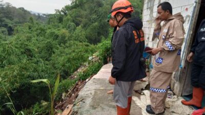 Dampak Cuaca Ekstrem, Satu Rumah Warga di Sukabumi Terancam Tergerus Longsor