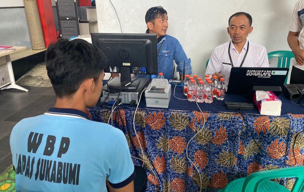 Petugas Dinas Kependudukan dan Pencatatan Sipil (Disdukcapil) Kota Sukabumi lakukan perekaman e-KTP terhadap warga binaan di Lembaga Permasyarakatan (Lapas) Kelas IIB Sukabumi. Foto: Istimewa.