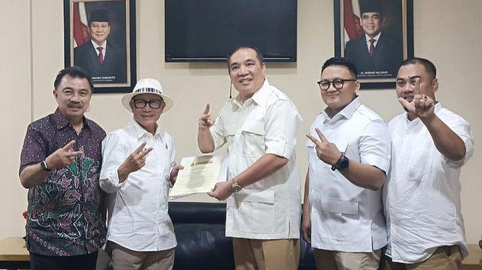 Ketua DPC Partai Gerindra Kota Sukabumi, Lutfi Achmad (tengah), saat menerima Surat Keputusan (SK) dari Dewan Pimpinan Pusat (DPP) Gerindra, pada 27 November 2023. Foto: Istimewa.