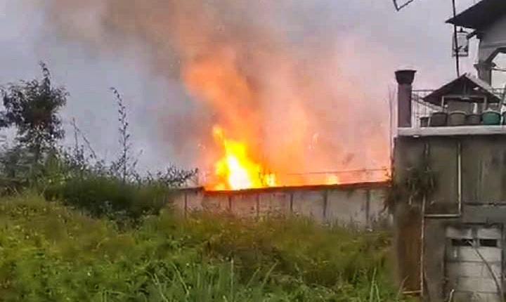 Api membakar lahan kosong berisi rumpun bambu di Kelurahan Sudajayahilir, Kecamatan Baros, Kota Sukabumi. Foto: Istimewa.