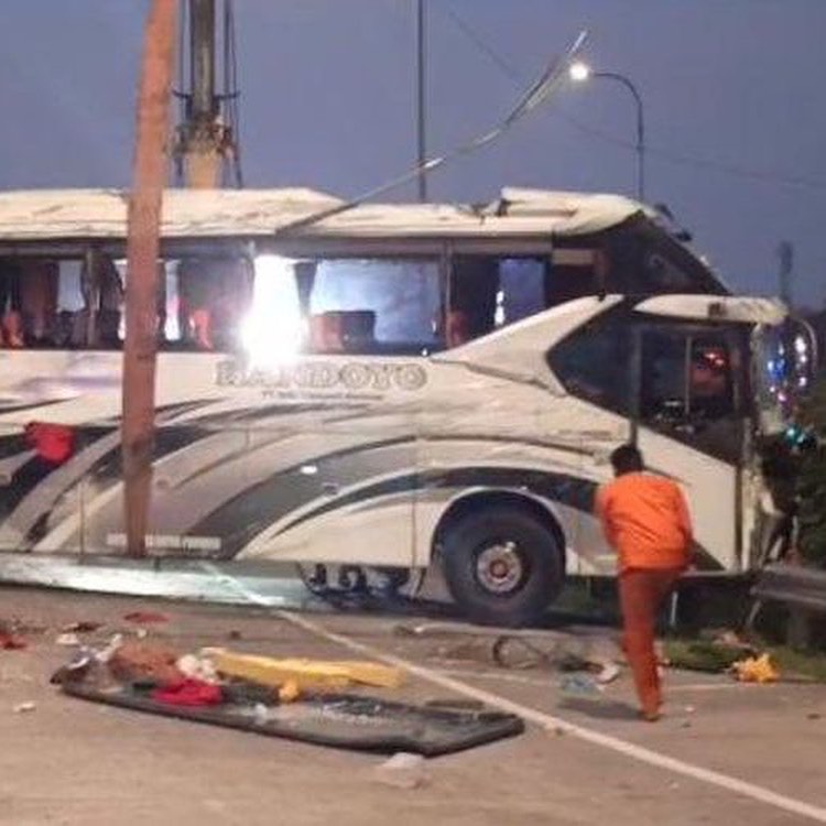 Kondisi Bus Maut PO Handoyo di KM 72 Tol Cipali Sedang Dievakuasi Petugas (Sumber : Istimewa)
