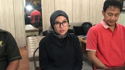 Kuasa hukum korban perundungan, Melissa Anggraini, saat menggelar konferensi pers, pada Senin malam, 18 Desember 2023. Foto: Nuria Ariawan/HALOSMI.