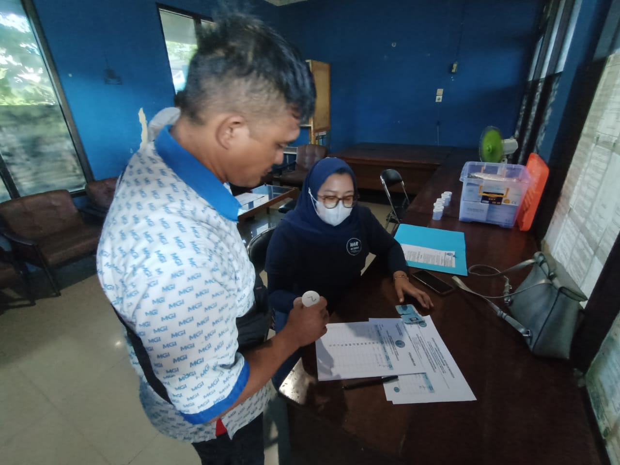 Badan Narkotika Nasional Kabupaten (BNNK) Sukabumi lakukan tes urine bagi puluhan sopir bus di halaman Terminal Palabuhanratu, pada Kamis, 21 Desember 2023. Foto: Humas BNNK Sukabumi for HALOSMI.