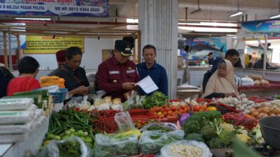 Pj Wali Kota Sukabumi, Kusmana Hartadji, bersama dengan Satgas Pangan melakukan sidak ke Pasar Pelita, pada Kamis, 21 Desember 2023. Foto: Nuria Ariawan/HALOSMI.