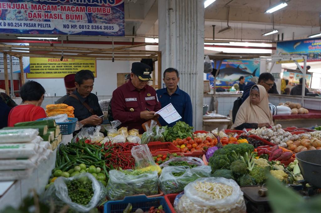 Pj Wali Kota Sukabumi, Kusmana Hartadji, bersama dengan Satgas Pangan melakukan sidak ke Pasar Pelita, pada Kamis, 21 Desember 2023. Foto: Nuria Ariawan/HALOSMI.