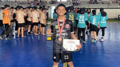 De'ardhan Haikal (17) memperlihatkan piala dan medali usai timnya berhasil meraih juara di ajang Kejuaraan Olahraga Provinsi (Kejurprov) U-18 Putra. Foto: Istimewa.