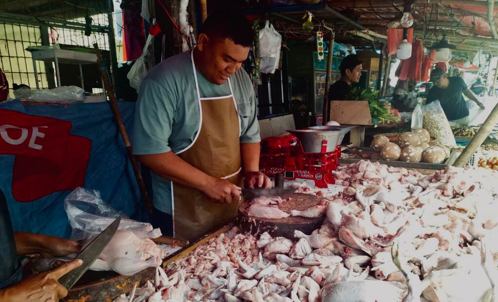 Pedagang daging ayam di Pasar Kota Sukabumi. Foto: Nuria Ariawan/HALOSMI.