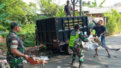 Cegah Penyakit dan Banjir, Koramil 0607-07/Warudoyong Bareng Warga Bersih-bersih Sampah