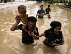 Ribuan Warga Mengungsi Imbas Banjir yang Merendam Ratusan Desa di Aceh