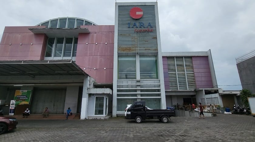 Toserba Tiara yang terletak di Jalan A. Yani, Kecamatan Warudoyong, Kota Sukabumi, akhirnya berhenti beroperasi sejak Senin 29 Januari 2024. FOTO: Darwin Sandy/HALOSMI