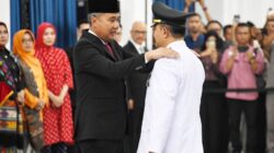 Pj Gubernur Jawa Barat Bey Machmudin melantik Penjabat Bupati Garut Barnas Adjidin di Gedung Sate, Kota Bandung. (Humas Jabar)