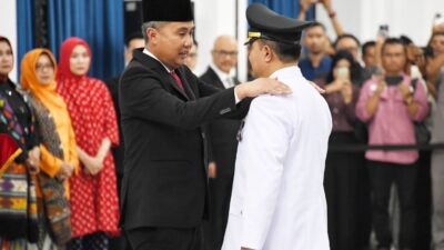 Pj Gubernur Jawa Barat Bey Machmudin melantik Penjabat Bupati Garut Barnas Adjidin di Gedung Sate, Kota Bandung. (Humas Jabar)